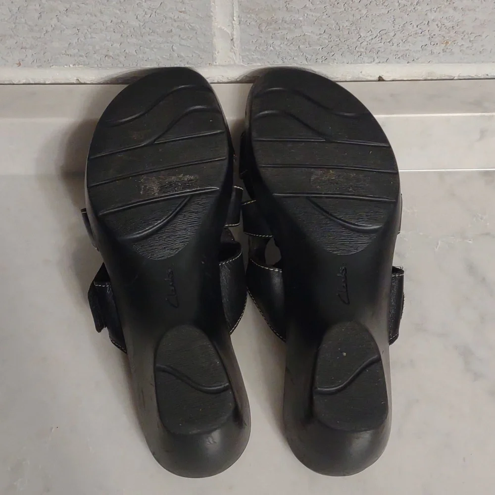 Clark's Bendables Women's Black Leather Laser Cutout Slip On Sandals Size 9.5